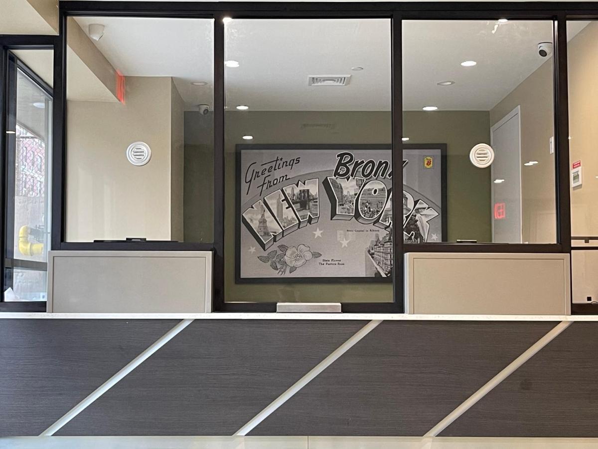 Super 8 By Wyndham Bronx Near Botanical Garden Hotel นิวยอร์ก ภายนอก รูปภาพ
