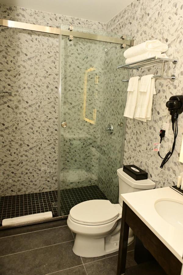Super 8 By Wyndham Bronx Near Botanical Garden Hotel นิวยอร์ก ภายนอก รูปภาพ