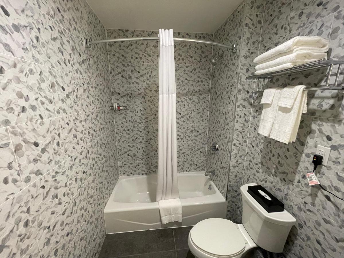 Super 8 By Wyndham Bronx Near Botanical Garden Hotel นิวยอร์ก ภายนอก รูปภาพ